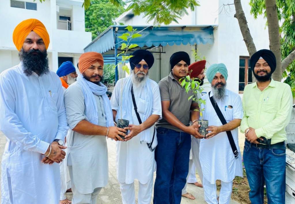 Volunteers Organize a Langar of Saplings at Gurdwara Sahib